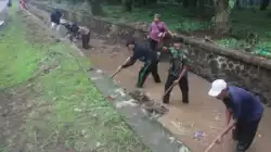 Bulan Bakti Gotong Royong Masyarakat, Pemdes Cimulang Bersihkan Aliran Irigasi Sungai